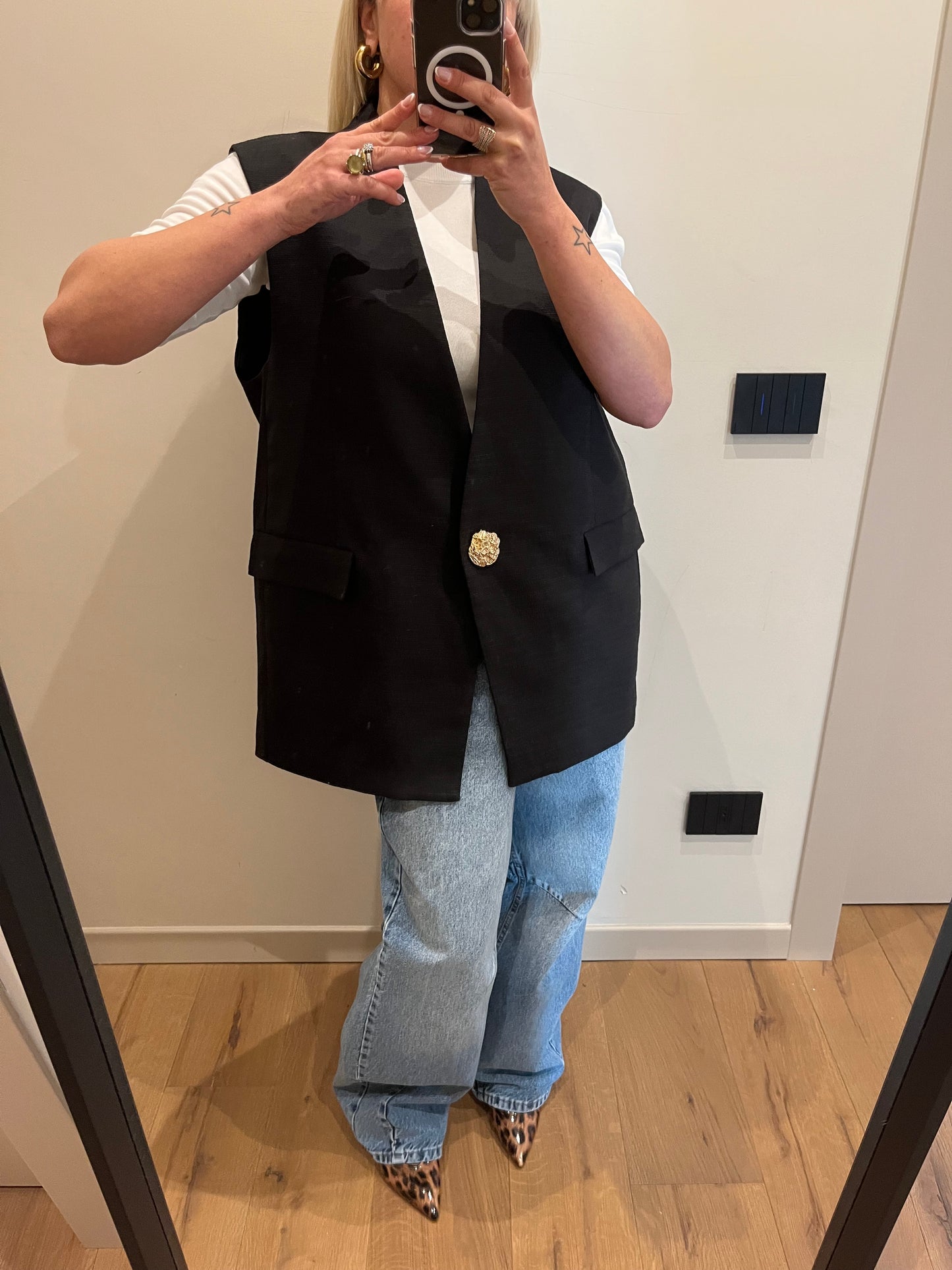 Gilet Ricamato con Spilla Nero