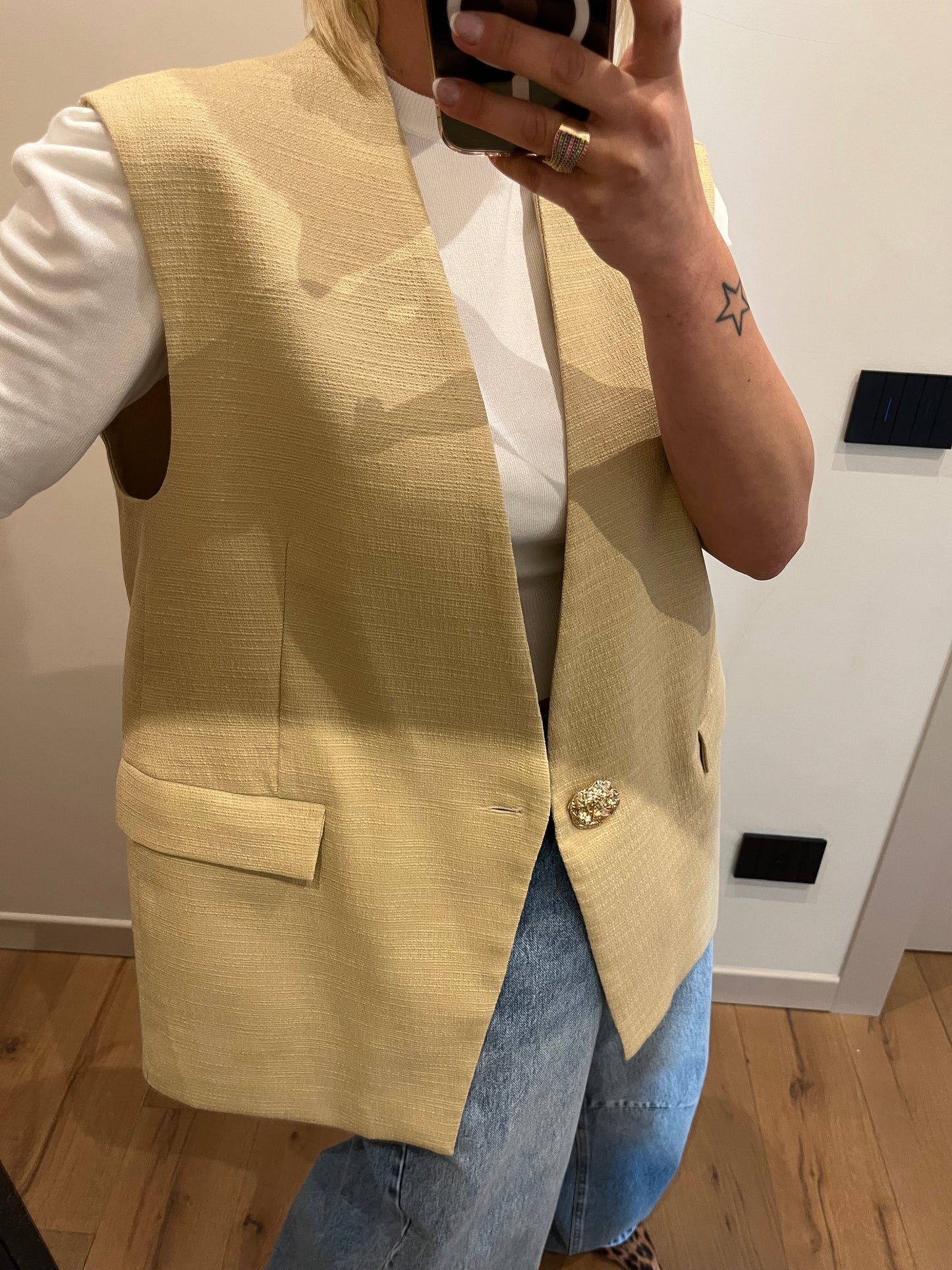 Gilet con Spilla Sabbia