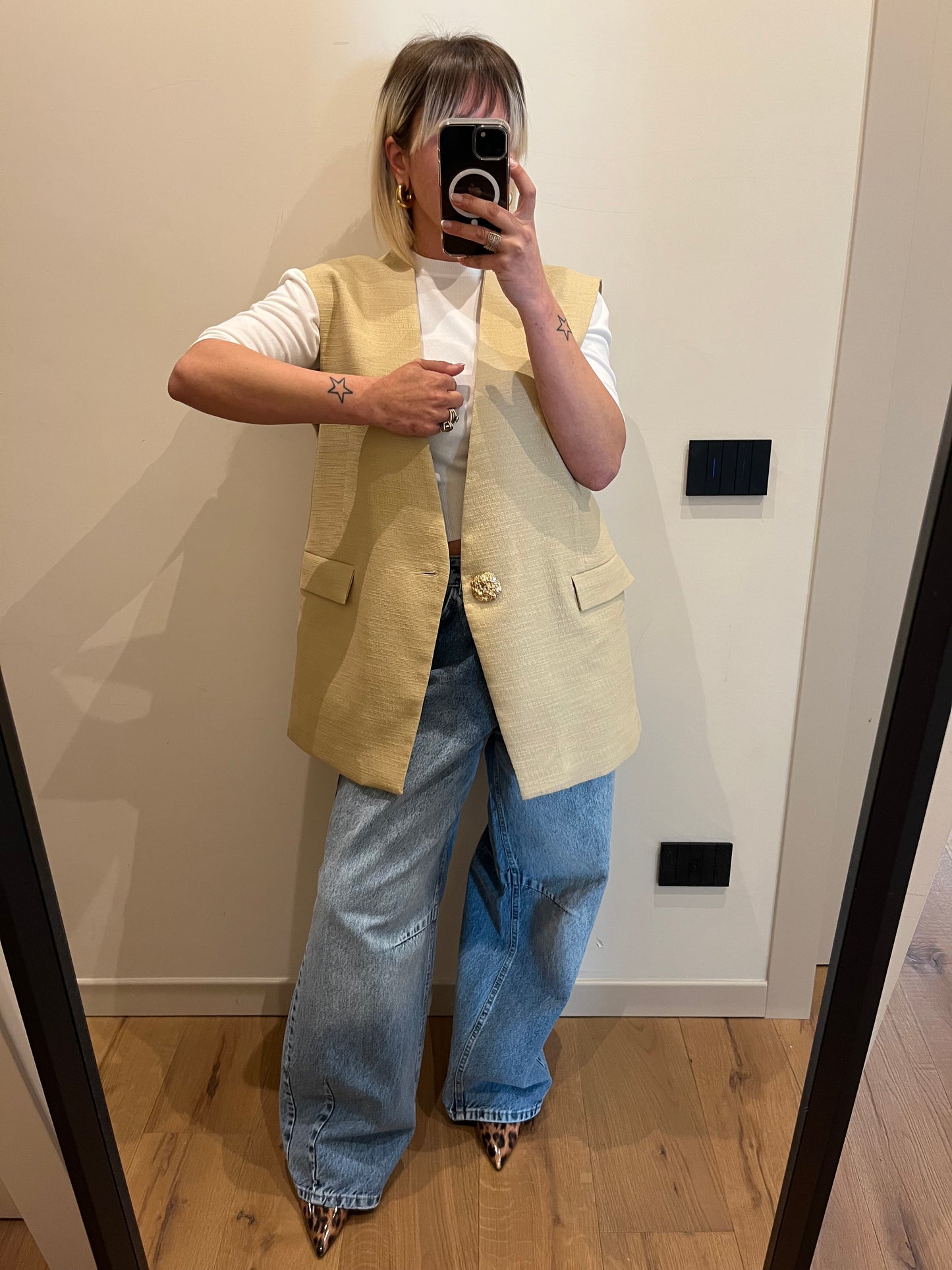 Gilet con Spilla Sabbia